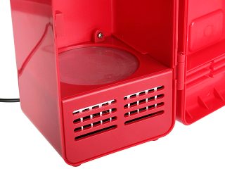 Illustration for article titled USB Mini Fridge Chills Drinks Fast Right at Your Desk